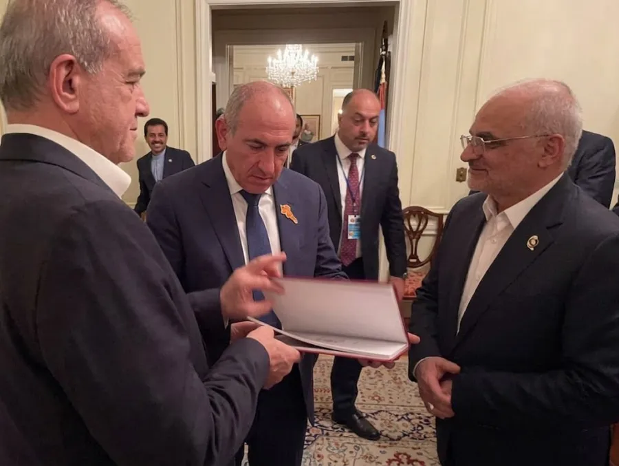 Пезешкиян подарил Пашиняну книгу — 1