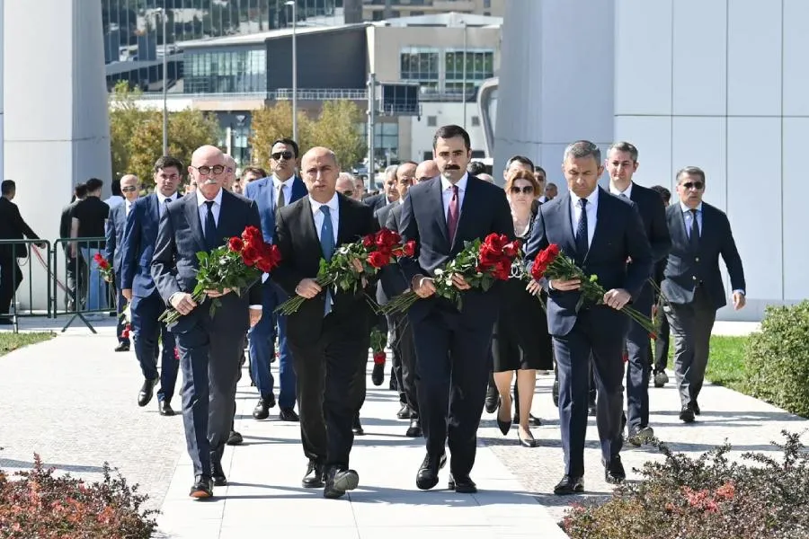 Elm və Təhsil Nazirliyinin rəhbərliyi və kollektivi Zəfər parkını ziyarət etdi