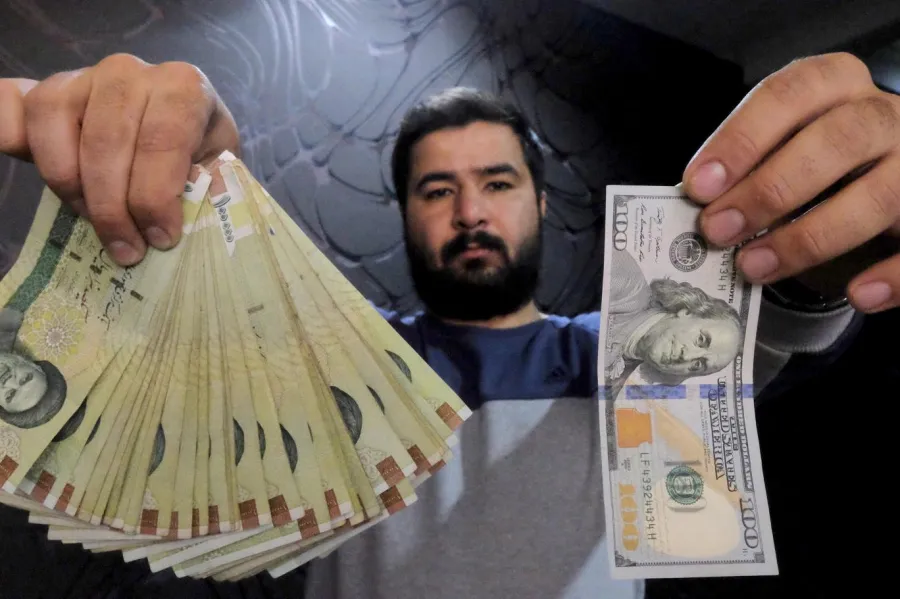 İran rialı dollar qarşısında tarixinin ən aşağı səviyyəsinə düşdü