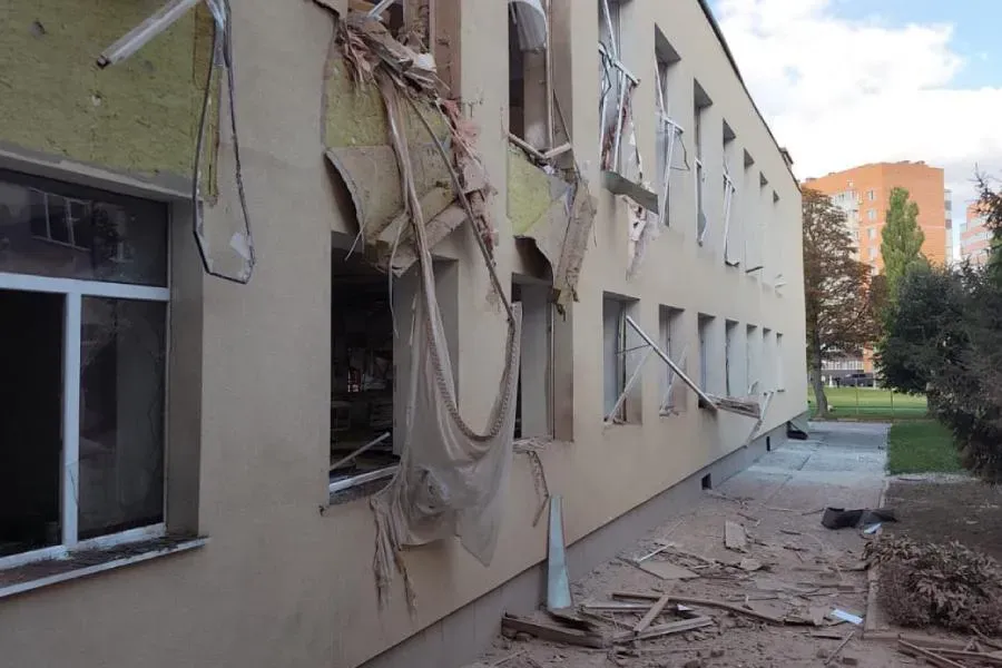 Bomb hits school during classes – Horrific moments in Sumy