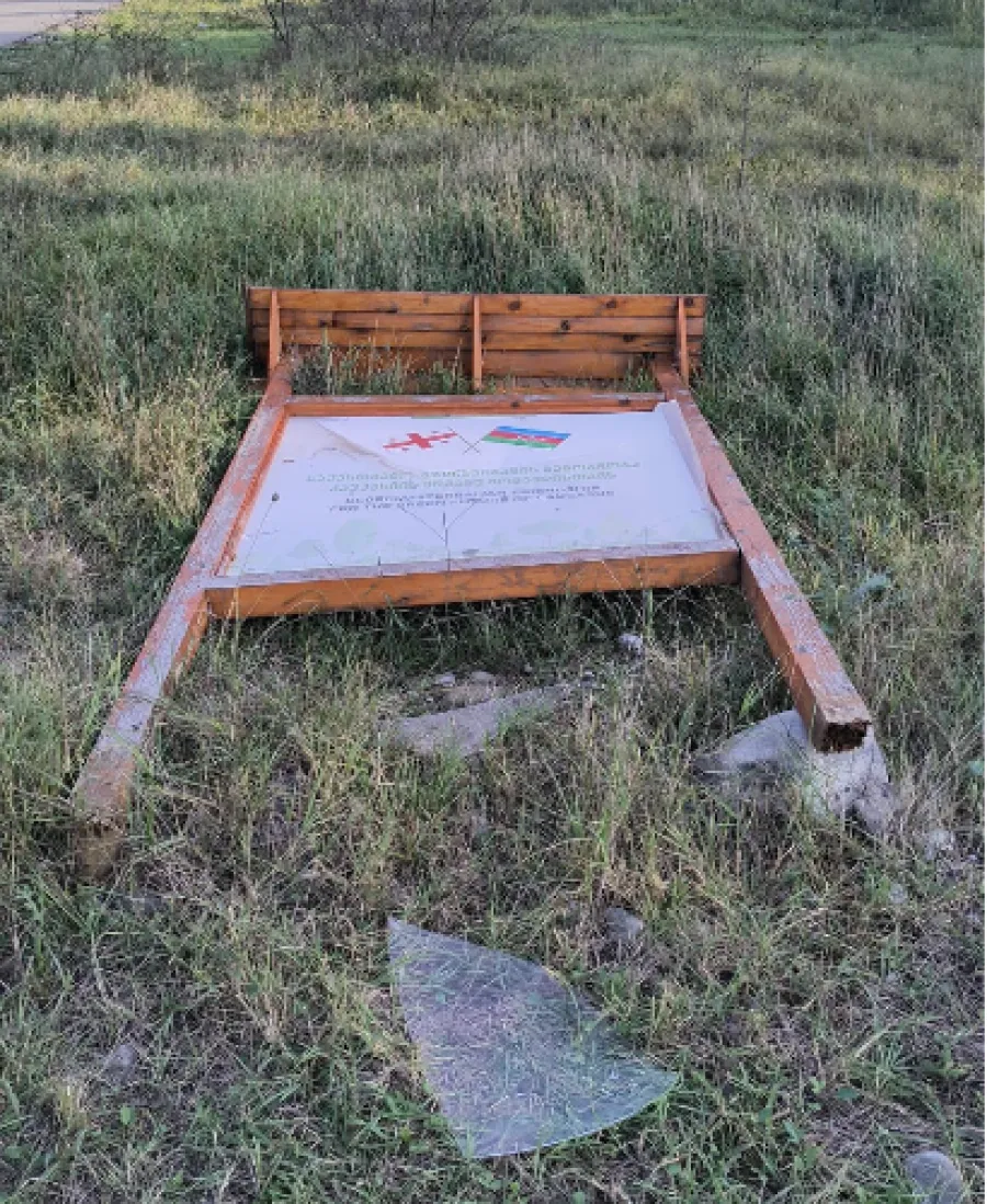 Tbilisidə Azərbaycan bayrağı olan stend aşırdılıb - Fotolar — 1