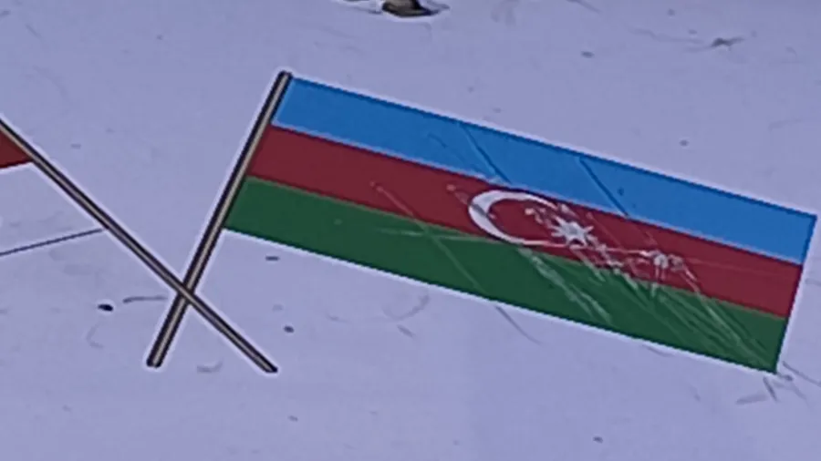 Tbilisidə Azərbaycan bayrağı olan stend aşırdılıb - Fotolar — 2