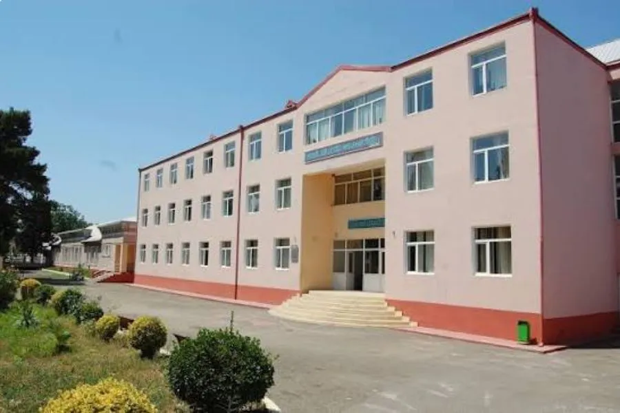 Məktəbdə müəllim iş yoldaşını dərs üstündə döydü