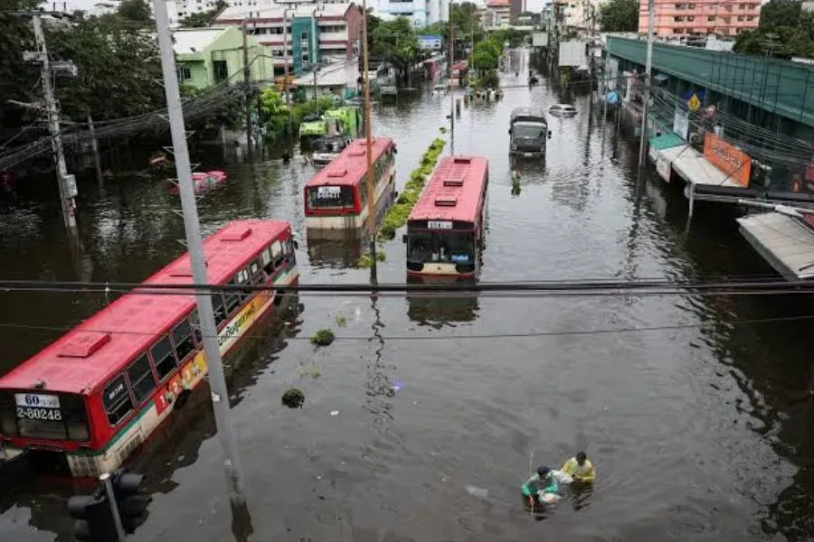 Flooding in Thailand forces Toyota and Honda to suspend factory operations