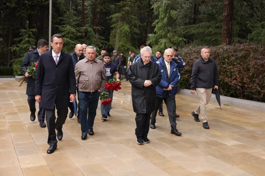 "Fənərbağça"nın nümayəndələri Heydər Əliyevin məzarı və Şəhidlər xiyabanını ziyarət etdilər — 4