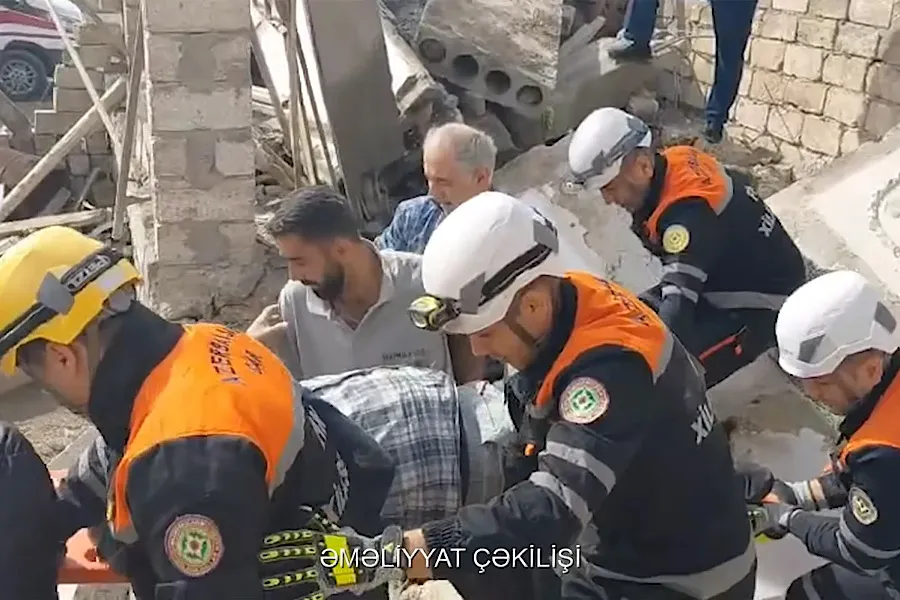 Bakıda faciə: Dağıntılar altından meyit çıxarıldı - VİDEO