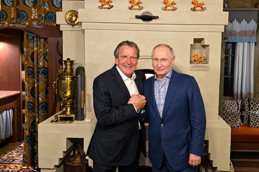 Şröder Putinin yanında göründü, partiyadan qovuldu