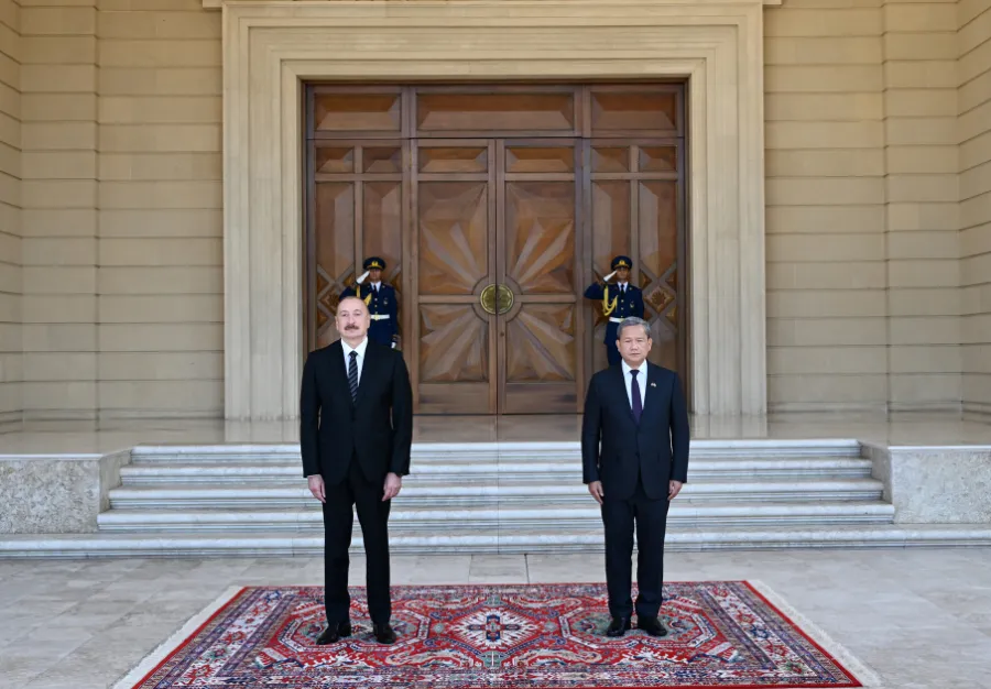 İlham Əliyev Baş naziri qarşıladı - FOTOLAR