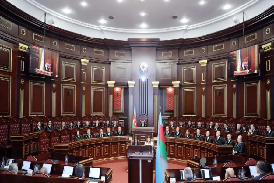 Yeni hakimlər and içiblər