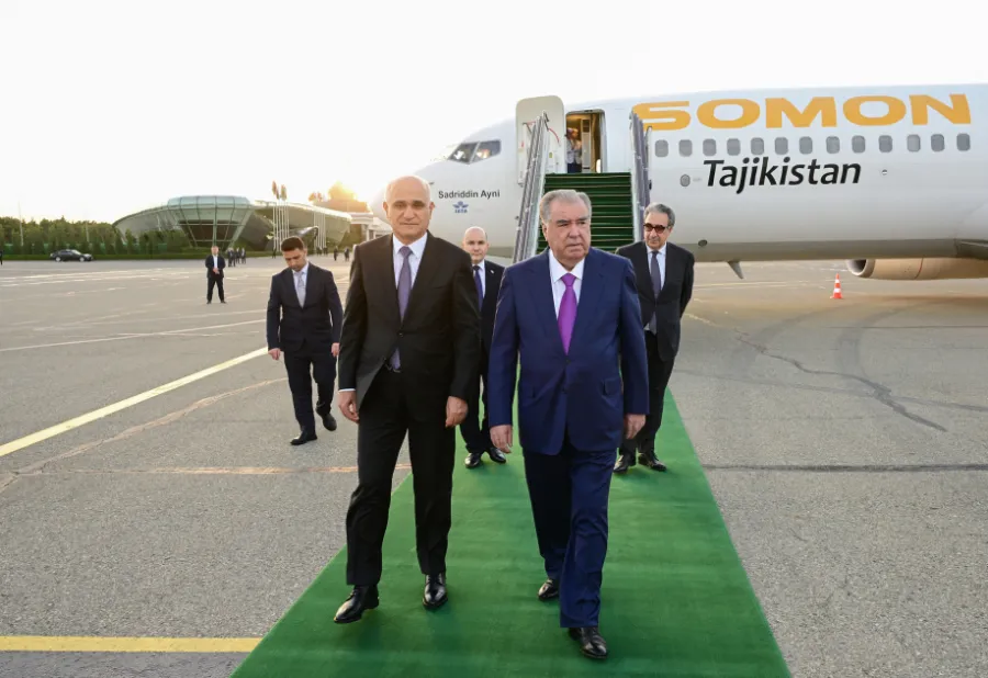 Tacikistan Prezidenti Azərbaycana gəldi - FOTO