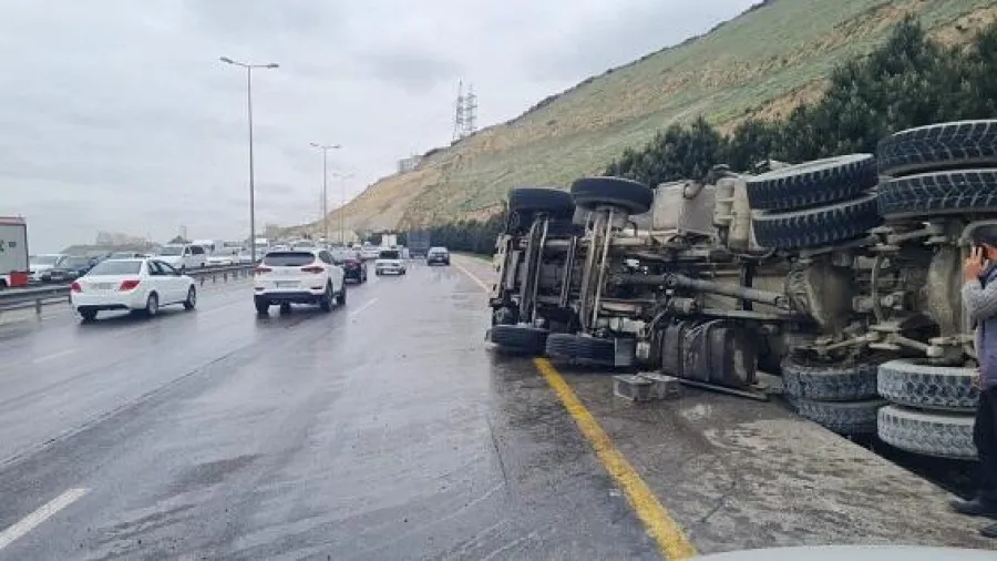 Yuxulu sürücü ağır qəza törətdi, sərnişin öldü 