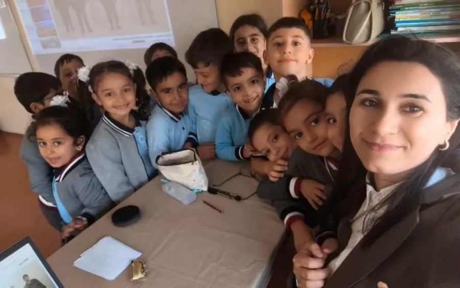 Şagirdlərinə görə hicabını açan müəllimə ailəsi təzyiq göstərdi