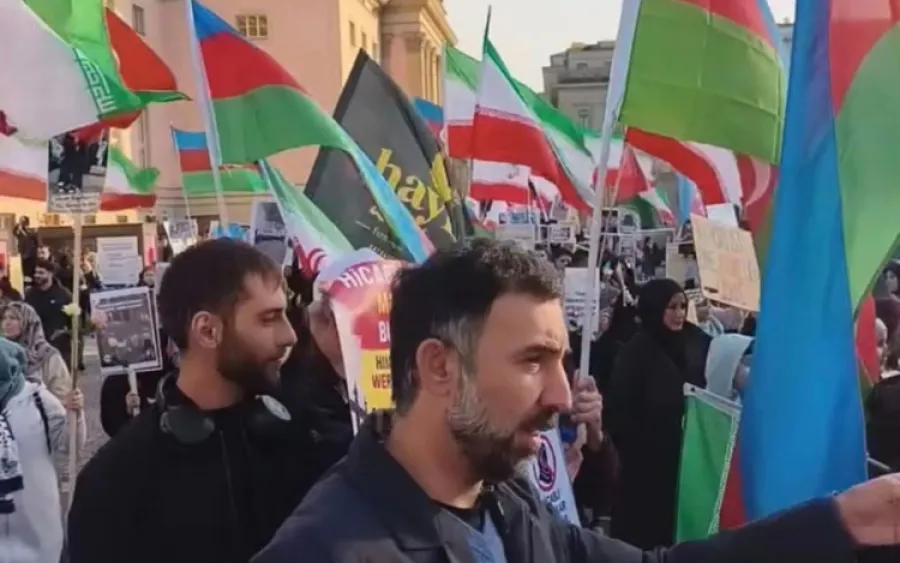 Berlində "Hicaba azadlıq" aksiyası keçirən xainlərin İran bayrağı ilə nə işi var?