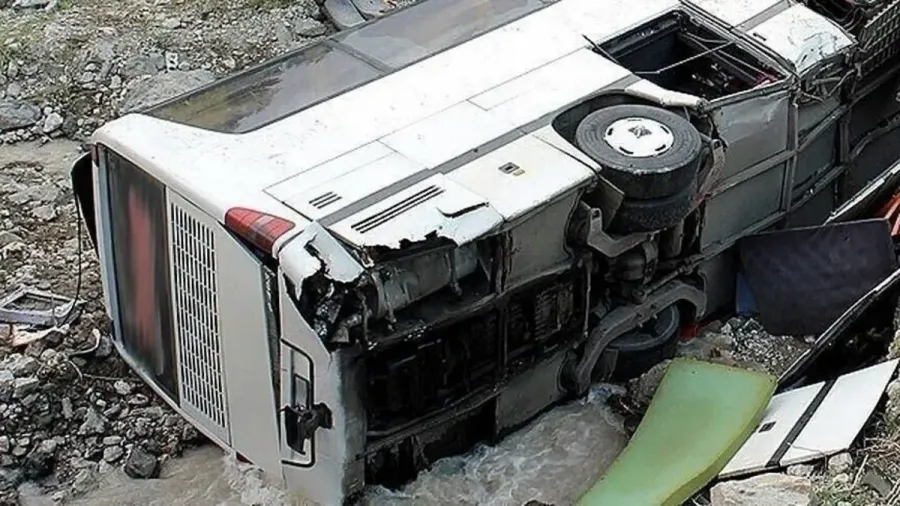 Yük maşını turist avtobusu ilə toqquşdu: 13 NƏFƏR ÖLDÜ 