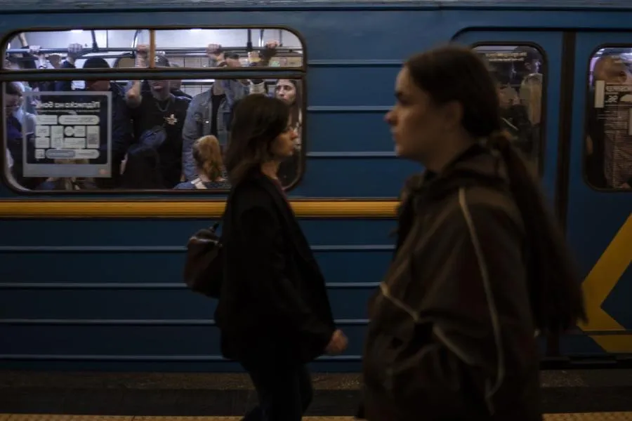 Kiyevdə elektriklər kəsildi, insanlar metroda qaldı