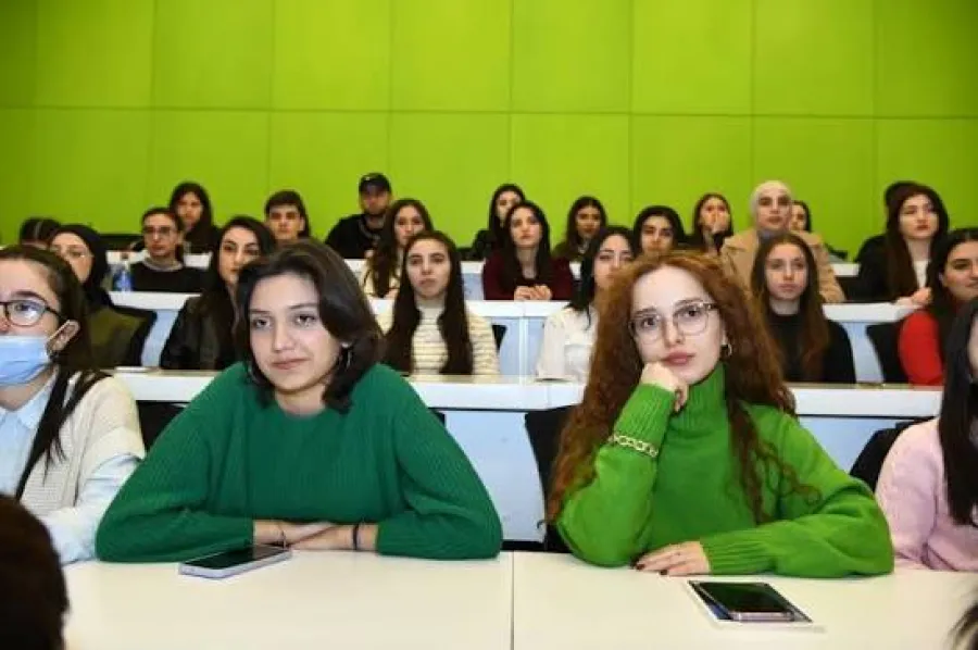 Nazirlik 10 tələbə qızı himayəsinə götürdü